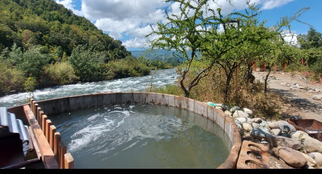 Tinaja exterior junto al río